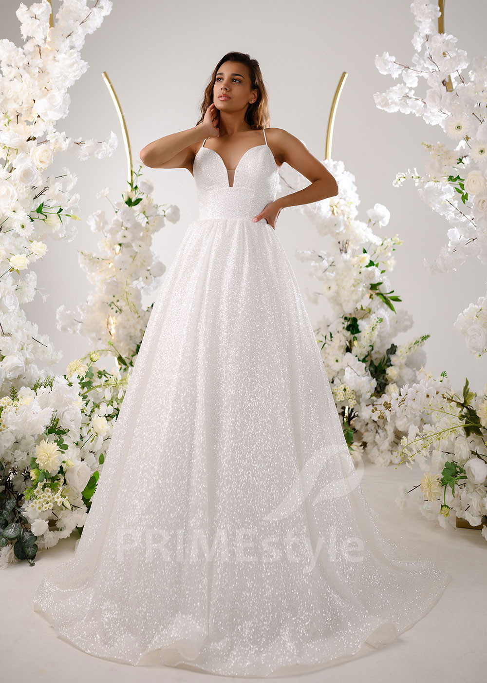 Jednoduché svadobné šaty na ramienka RT2330