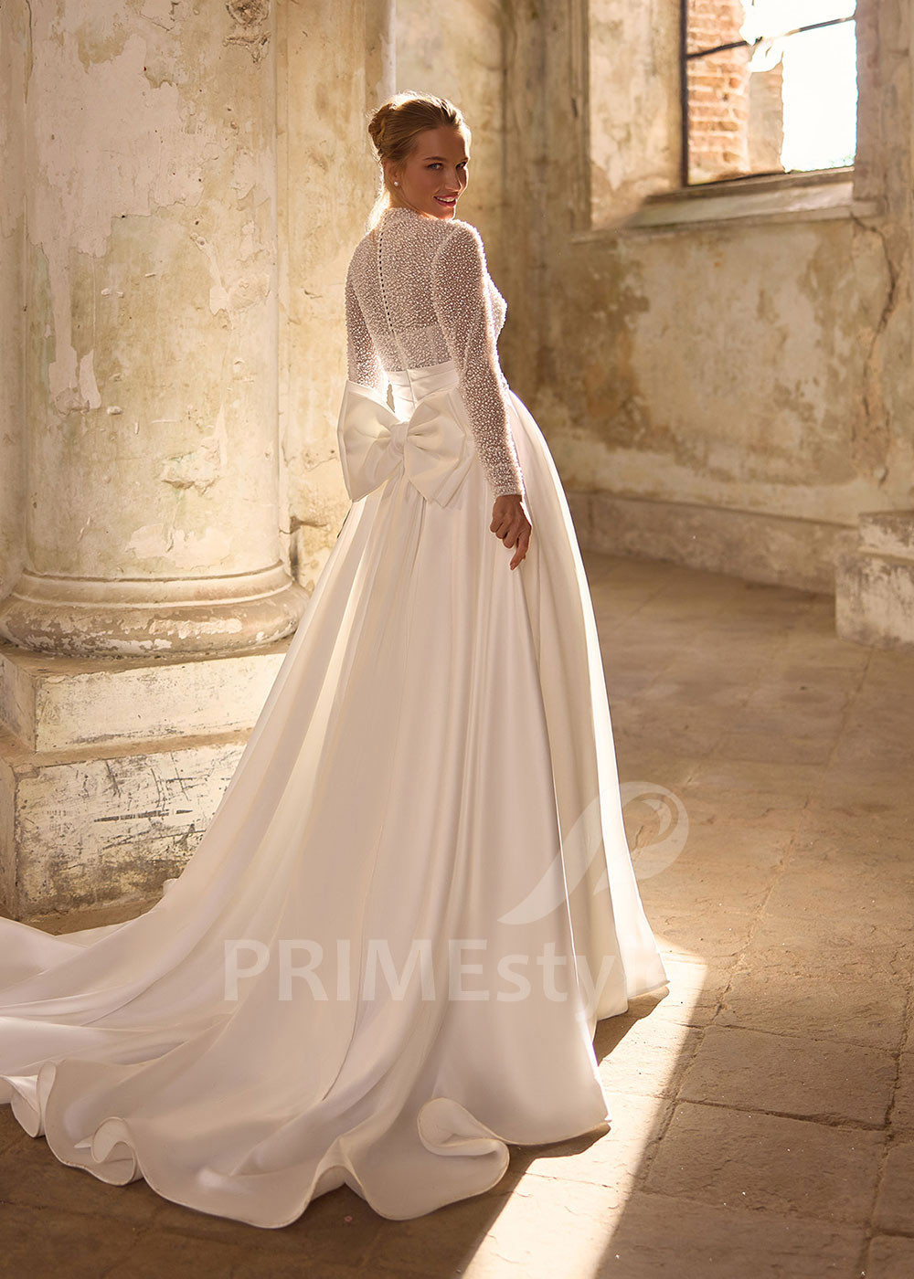 Moderné svadobné šaty s prekrytým dekoltom RS1268