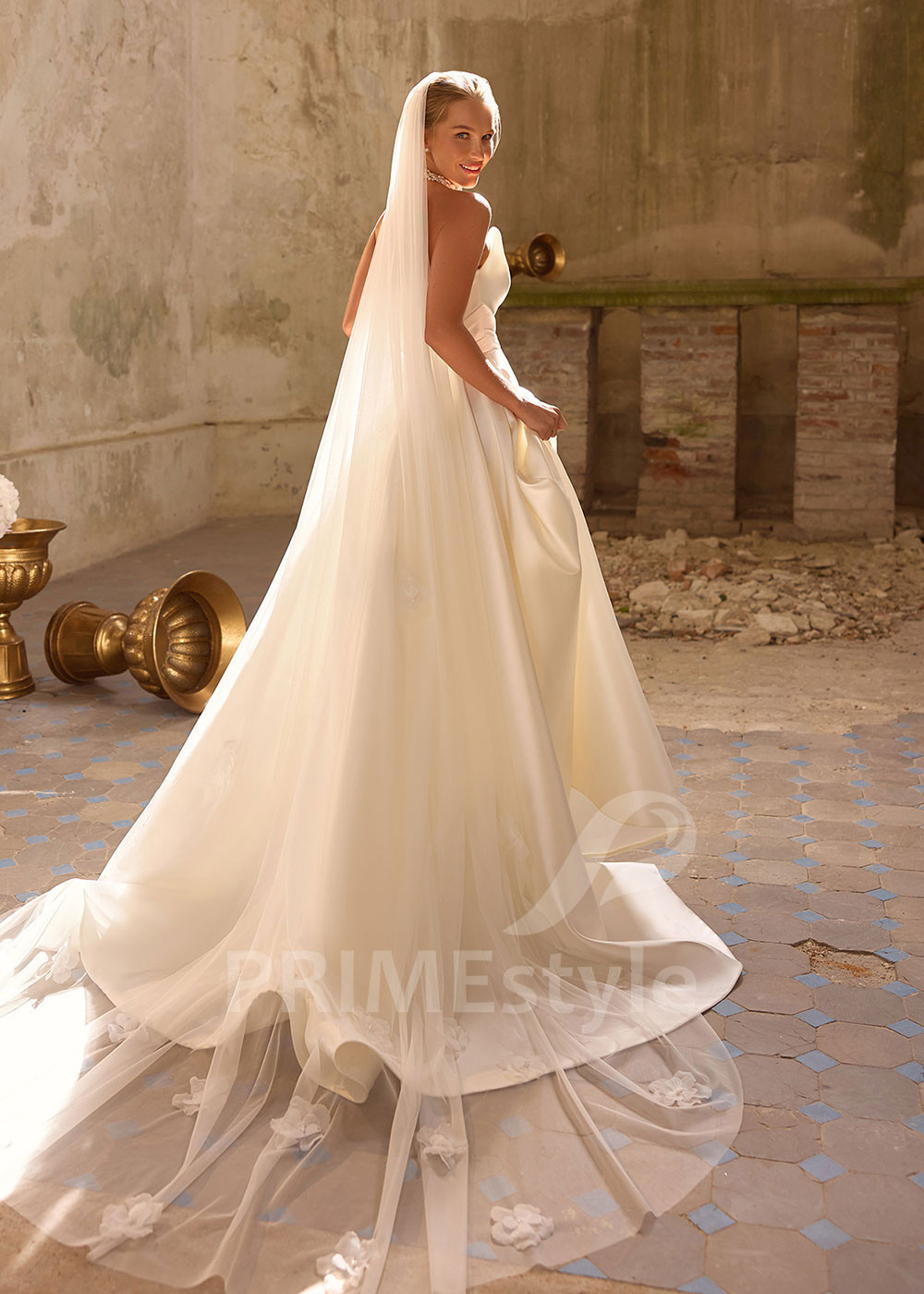 Elegantné svadobné šaty s odopínateľnou saténovou vlečkou RS1283