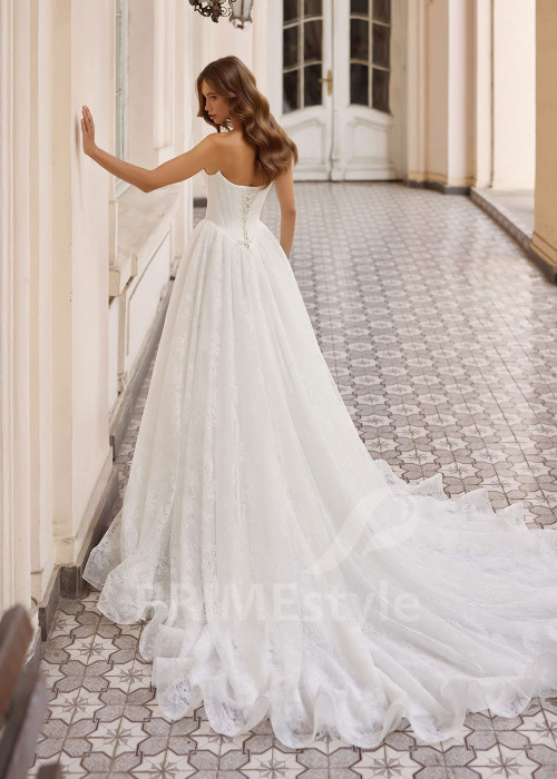 Luxusné svadobné šaty s predĺženou V-siluetou Emma