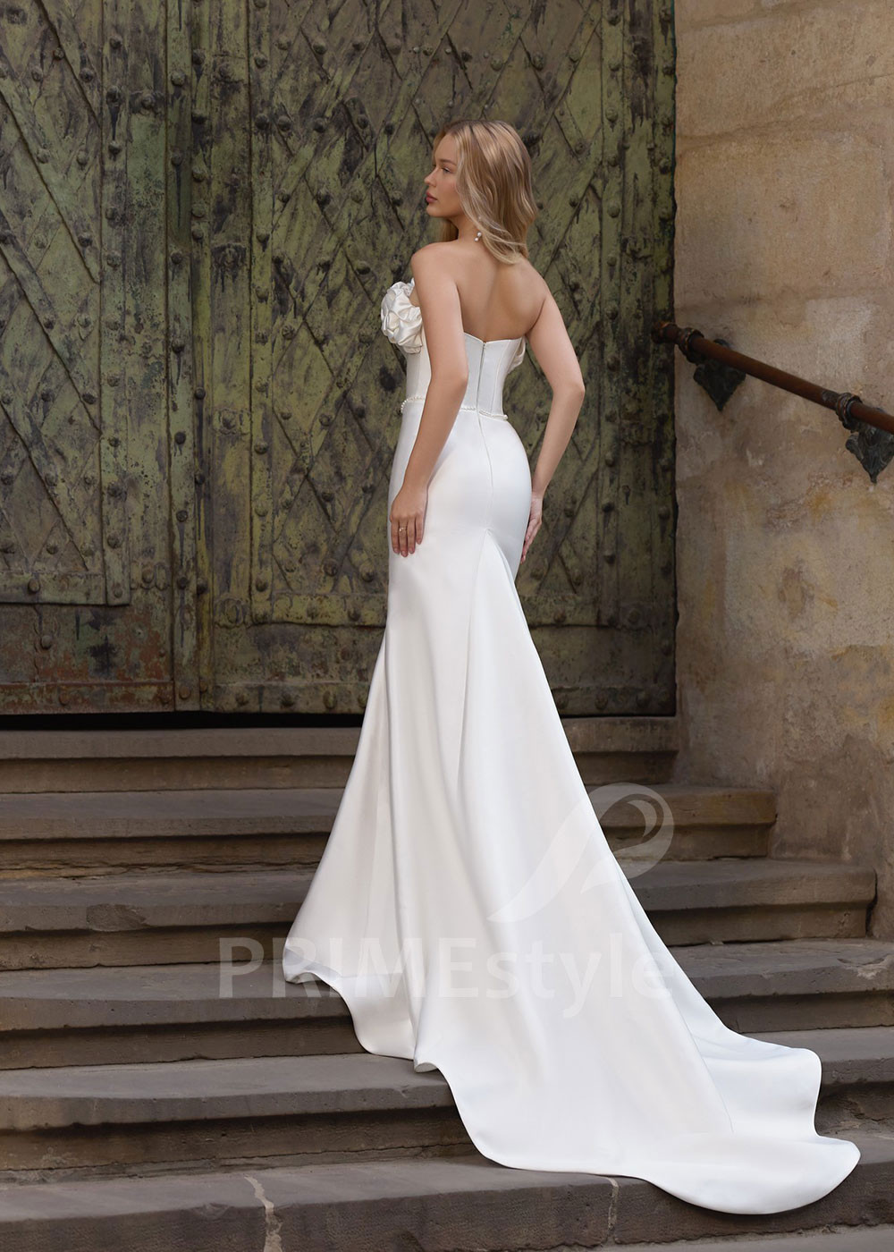 Hladké svadobné šaty s viditeľnou korzetovou konštrukciou Olivia