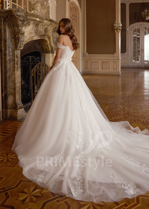 Romantické svadobné šaty s padnutými ramienkami Zara