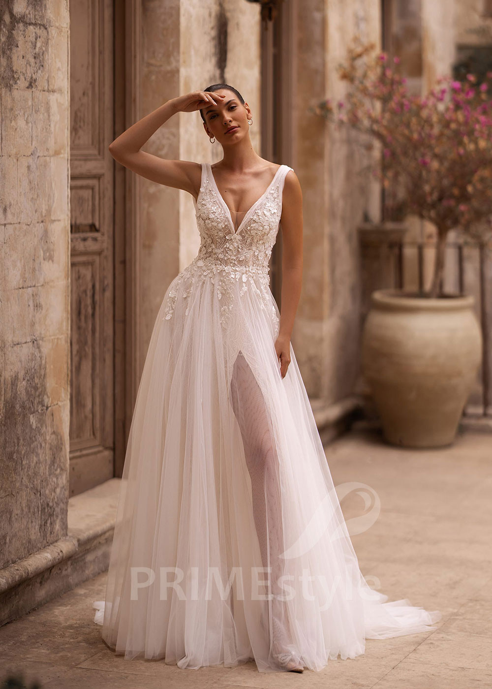 Luxusné svadobné šaty na ramienka VO007