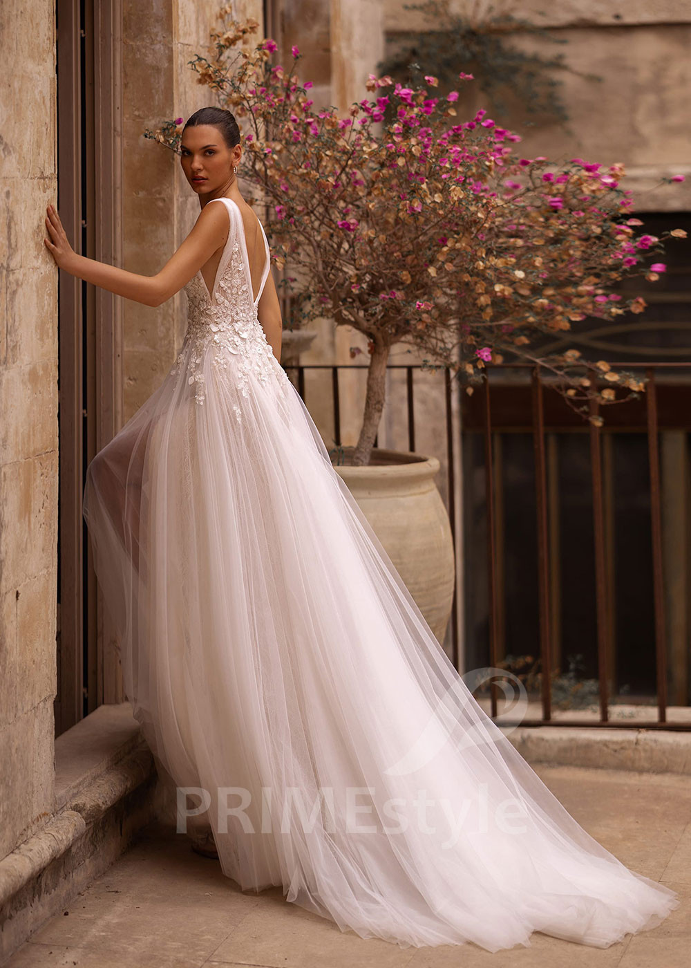 Luxusné svadobné šaty na ramienka VO007