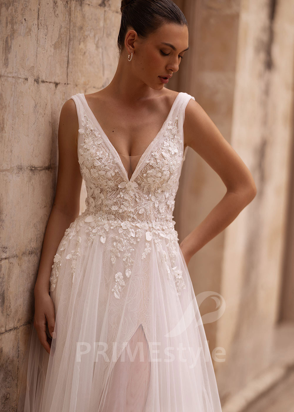 Luxusné svadobné šaty na ramienka VO007