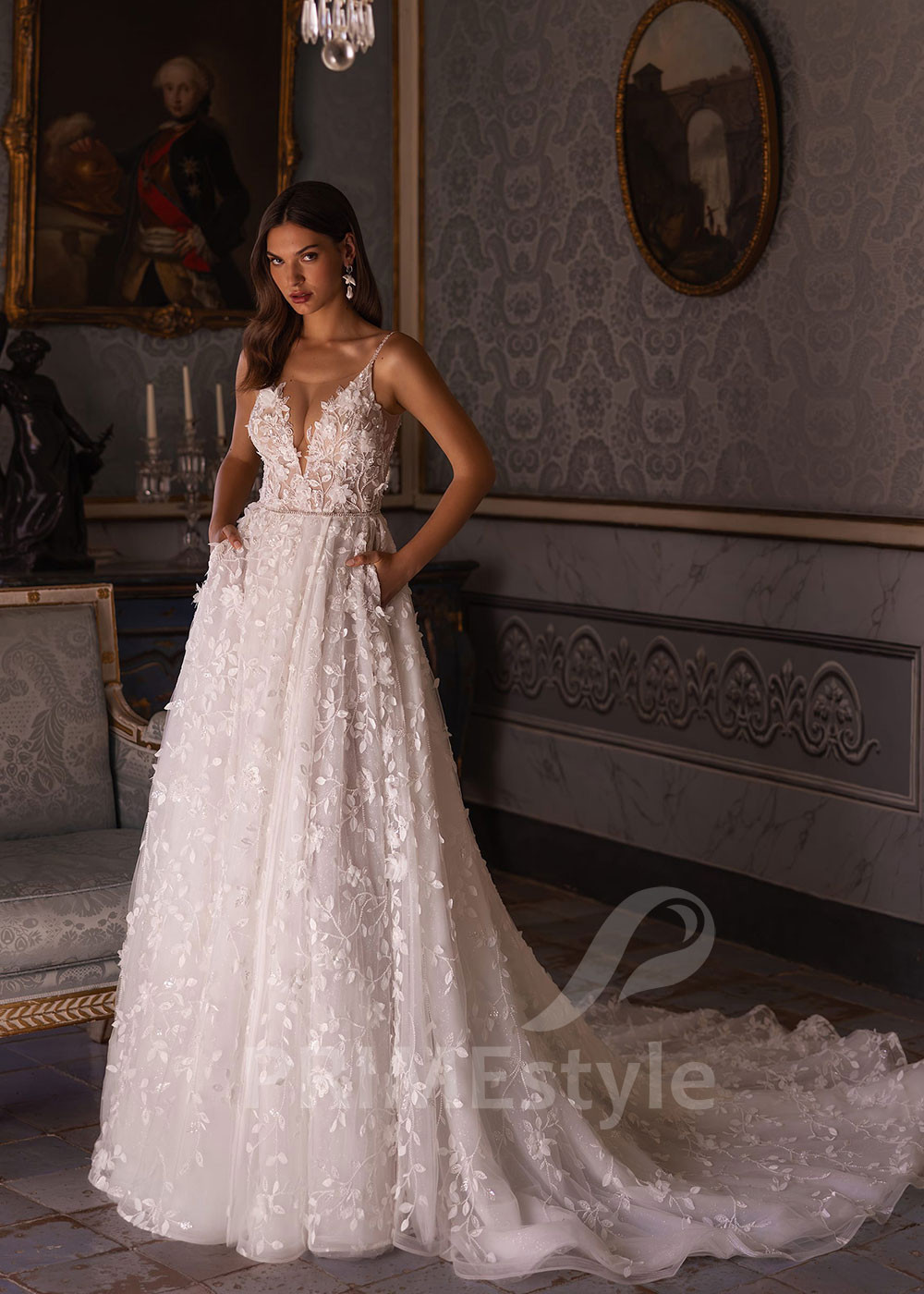 Luxusné svadobné šaty na ramienka VO016