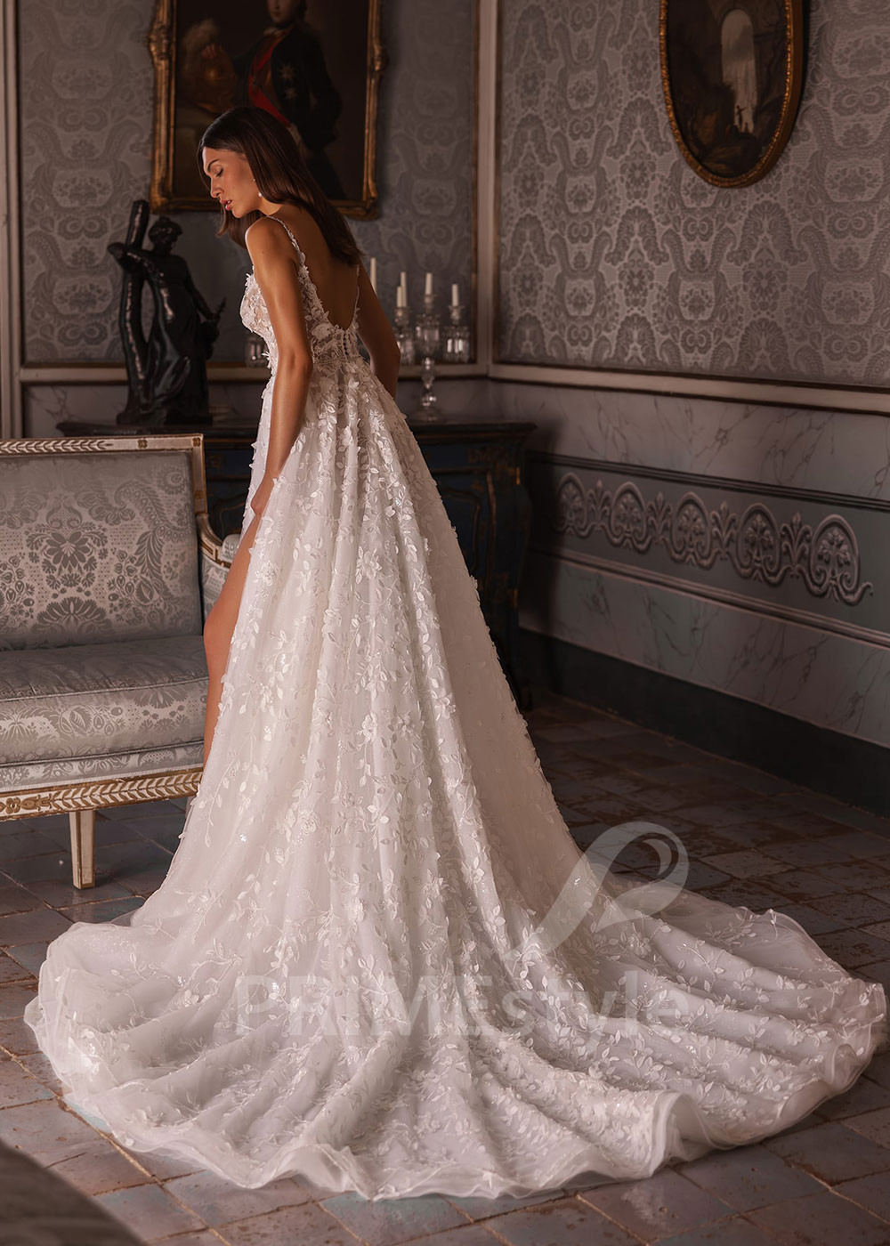 Luxusné svadobné šaty na ramienka VO016