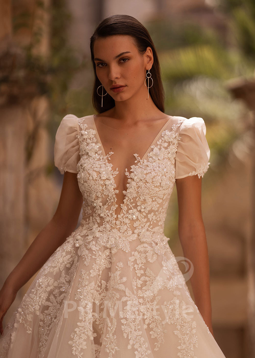 Luxusné čipkované svadobné šaty VO017