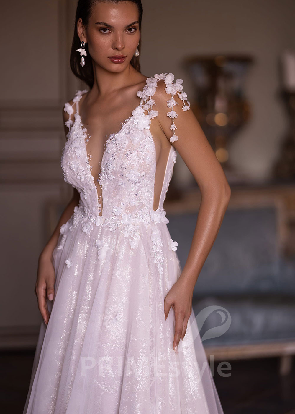 Luxusné svadobné šaty na ramienka VO024