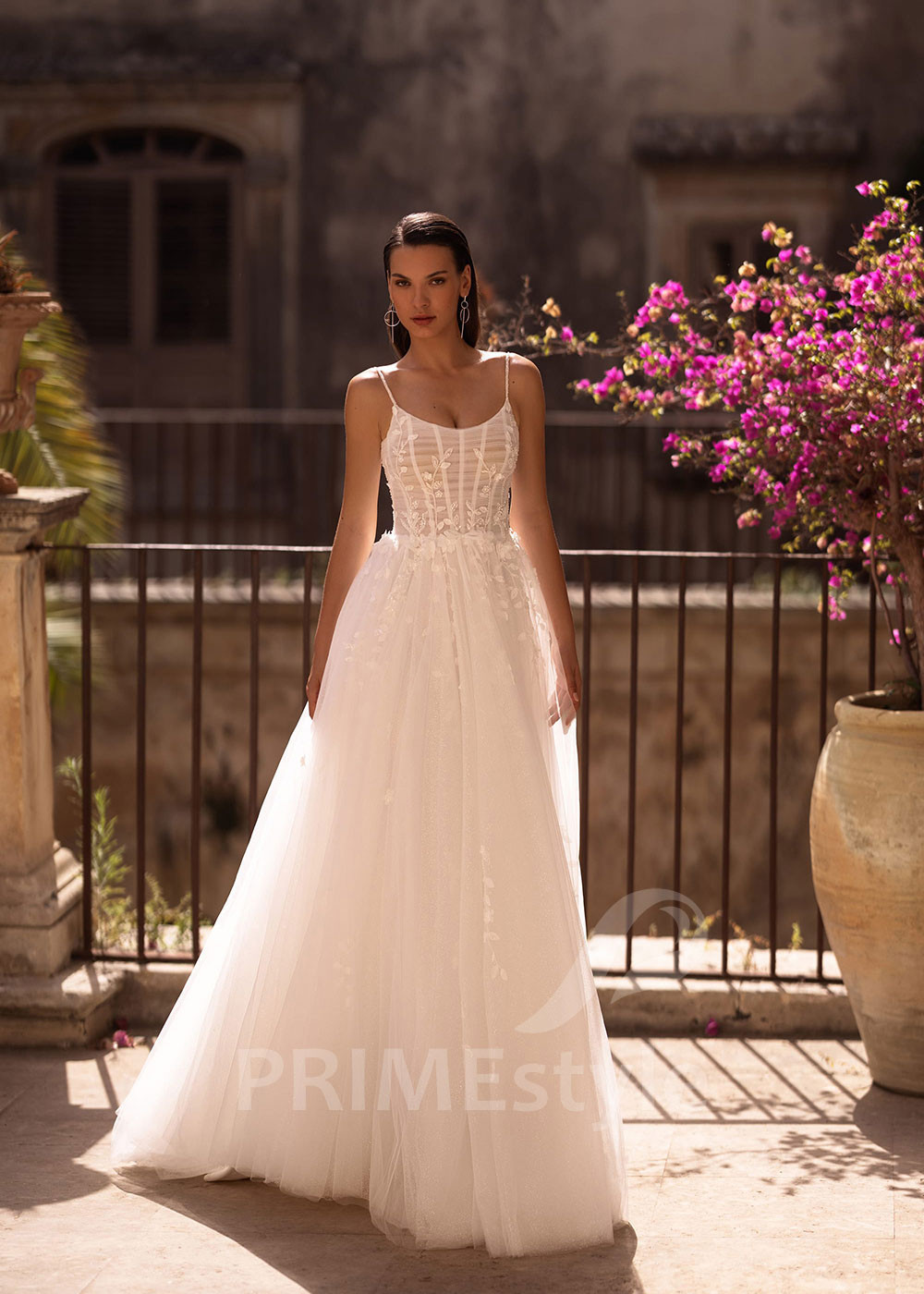 Luxusné svadobné šaty na ramienka VO025