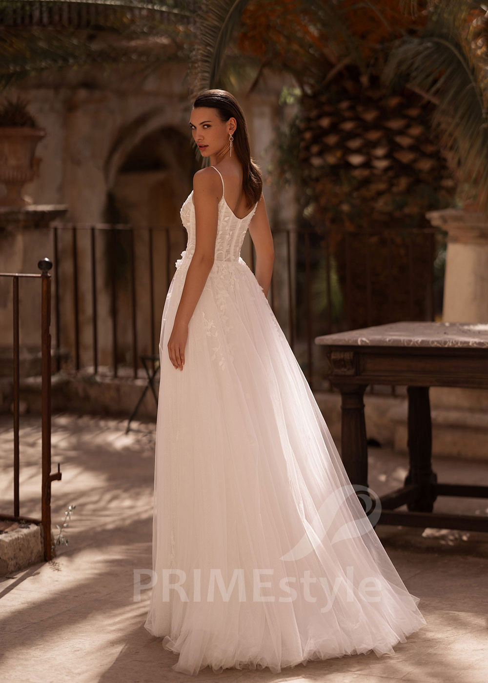 Luxusné svadobné šaty na ramienka VO025