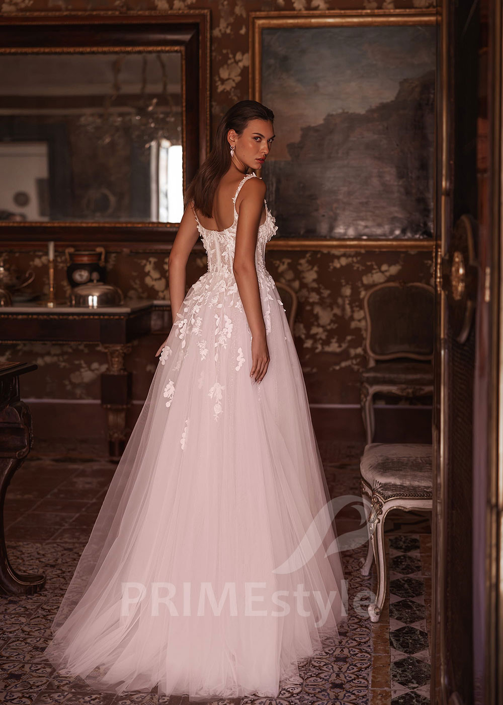 Luxusné svadobné šaty na ramienka VO026