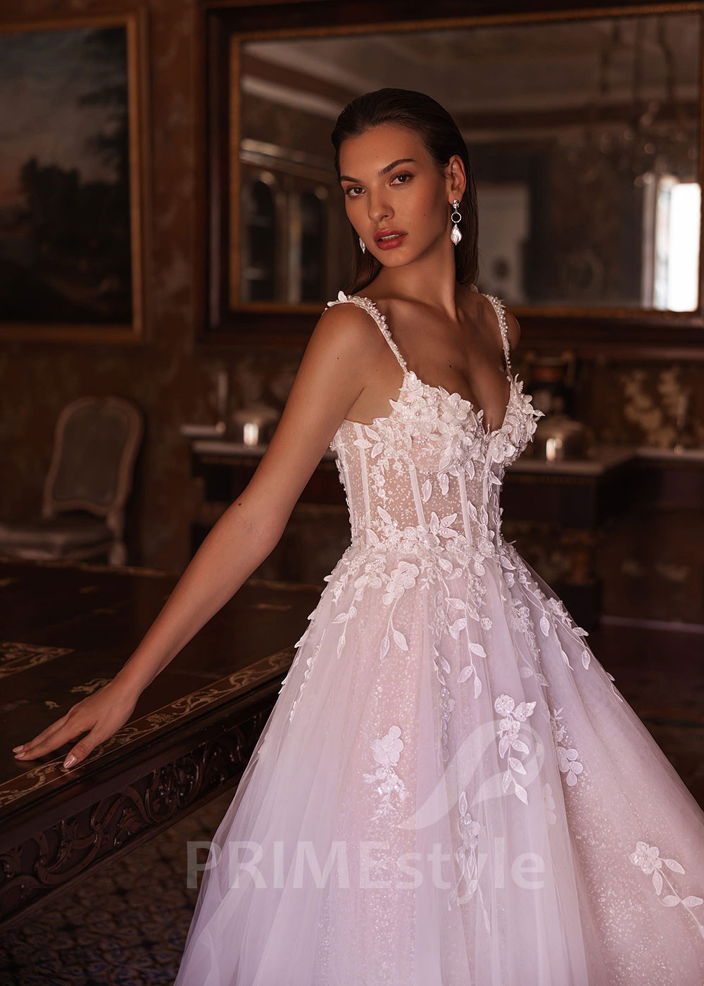 Luxusné svadobné šaty na ramienka VO026