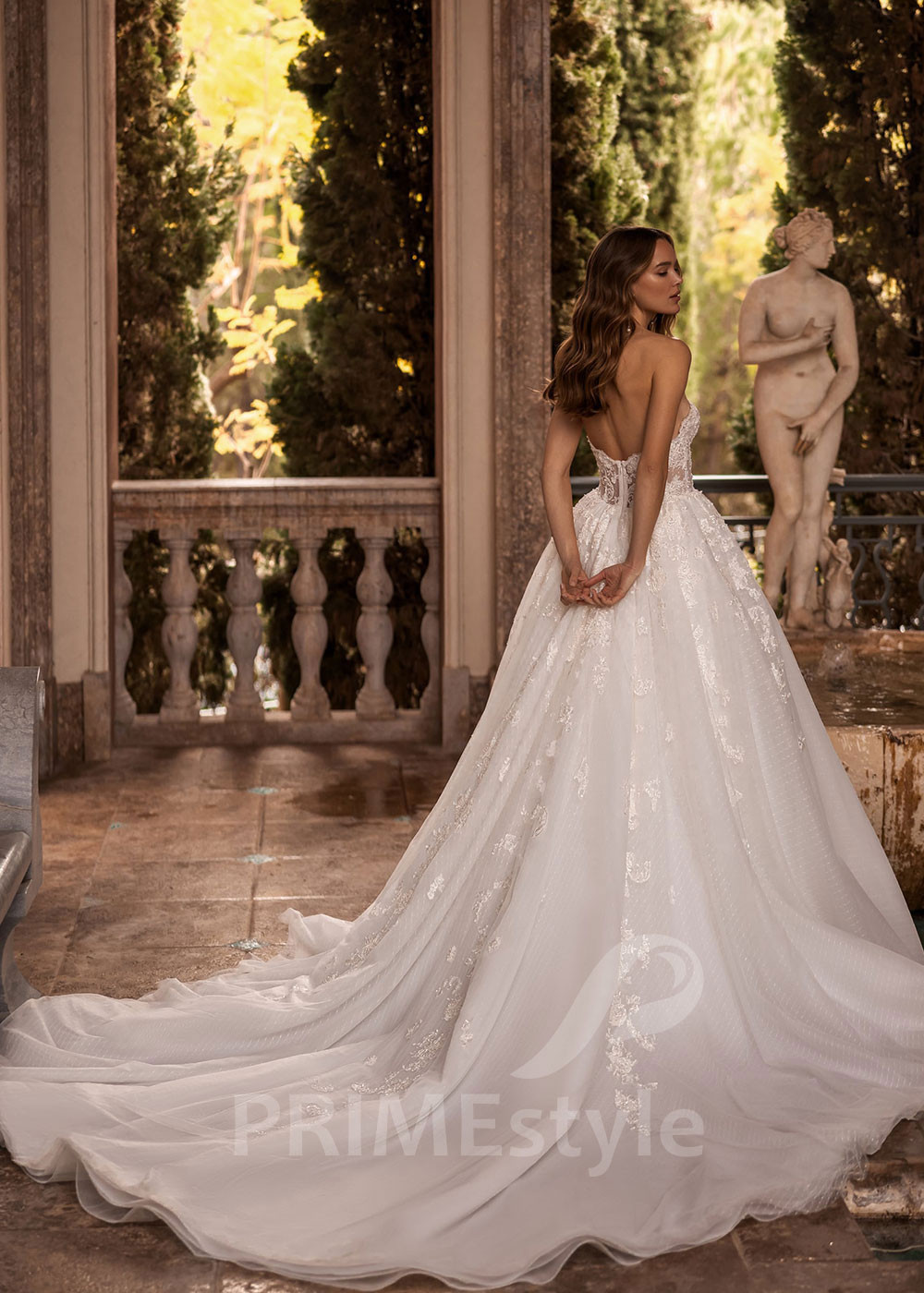 Luxusné čipkované svadobné šaty VR002