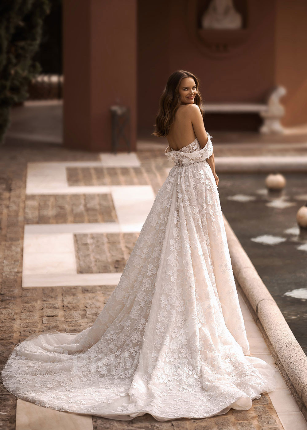 Luxusné romantické svadobné šaty VR011
