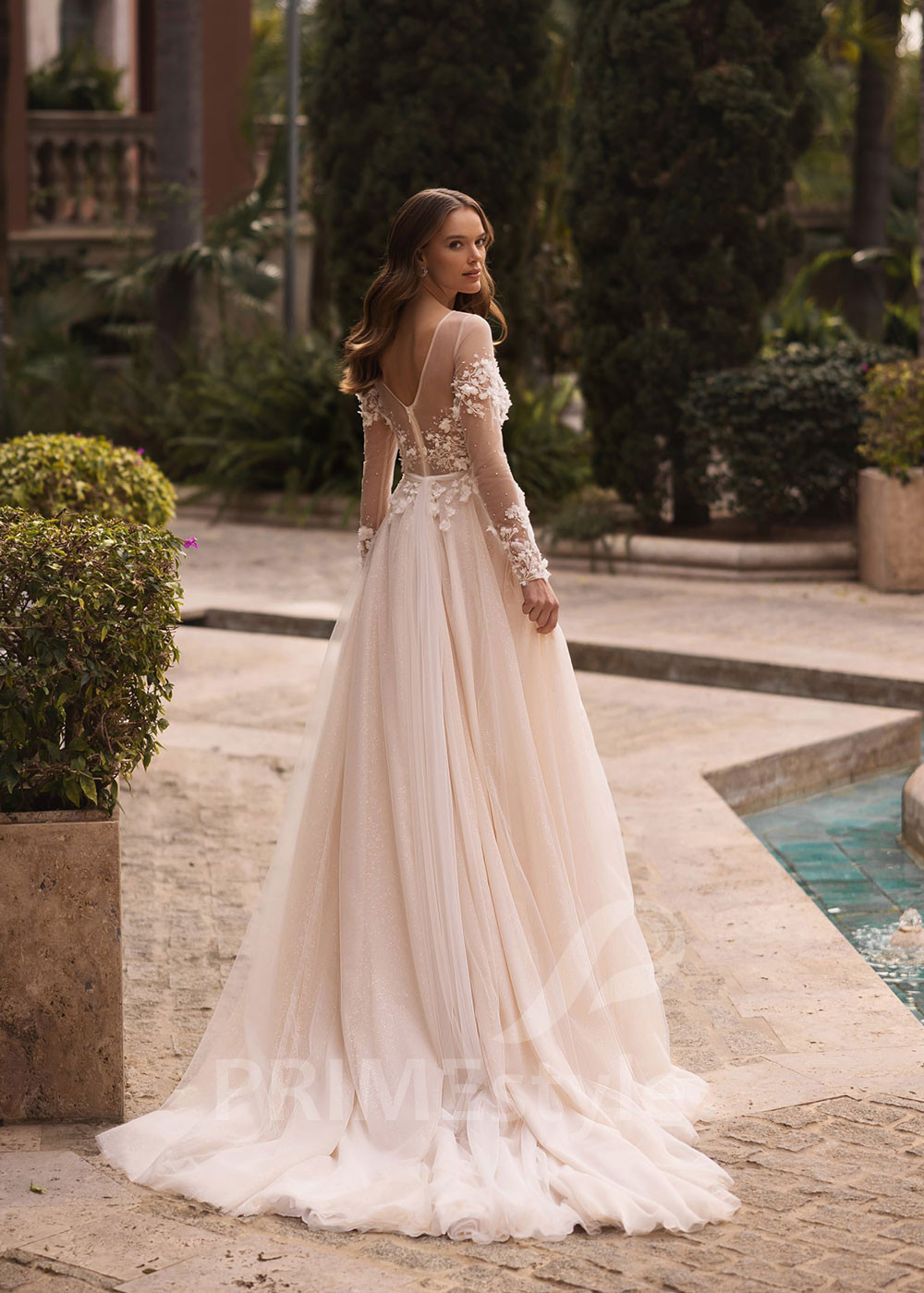 Luxusné čipkované svadobné šaty VR014