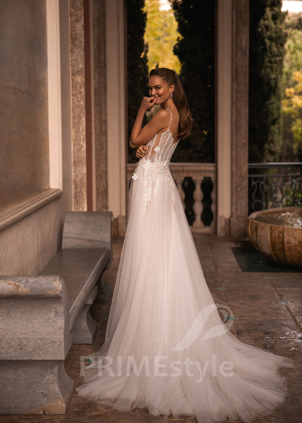 Luxusné čipkované svadobné šaty VR017