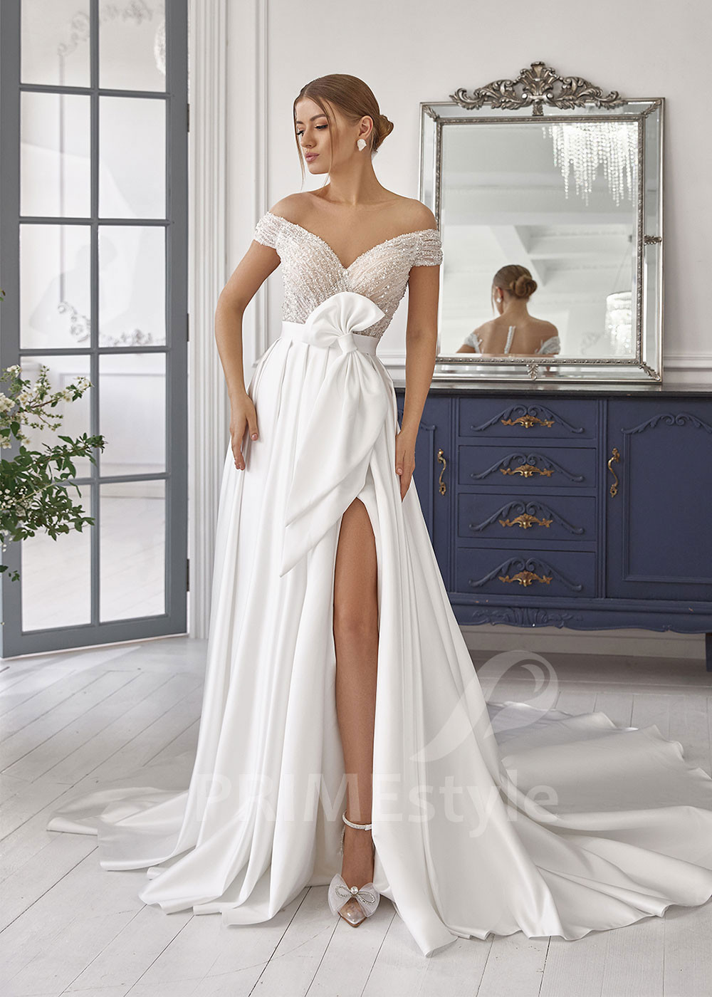 Extravagantné hladké svadobné šaty RS823