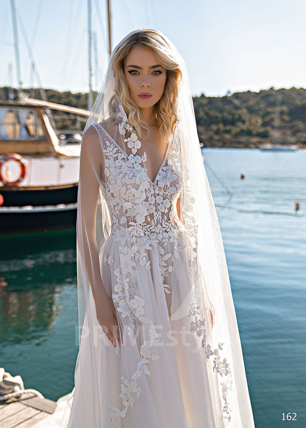 Luxusné čipkované svadobné šaty EMS162