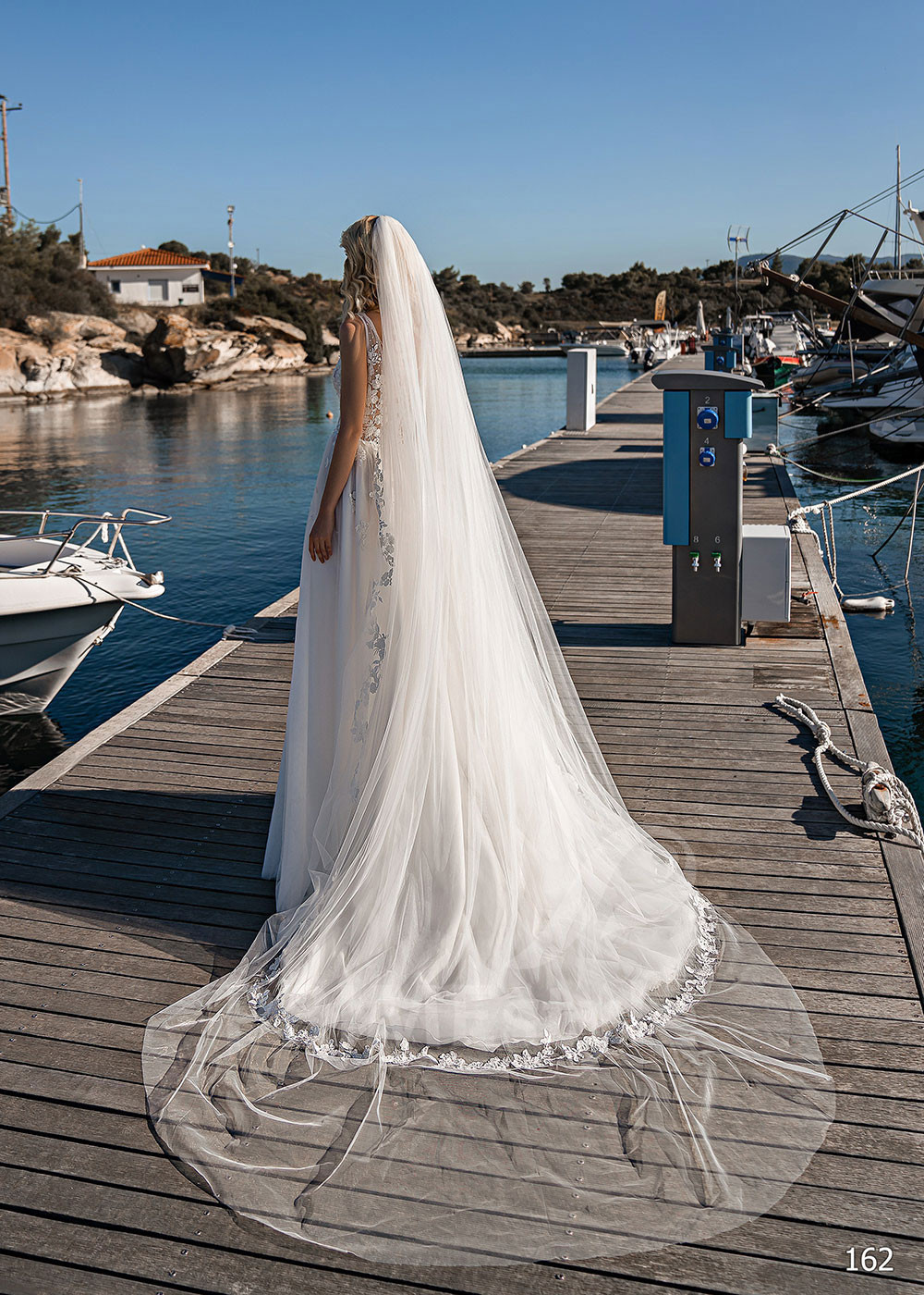 Luxusné čipkované svadobné šaty EMS162