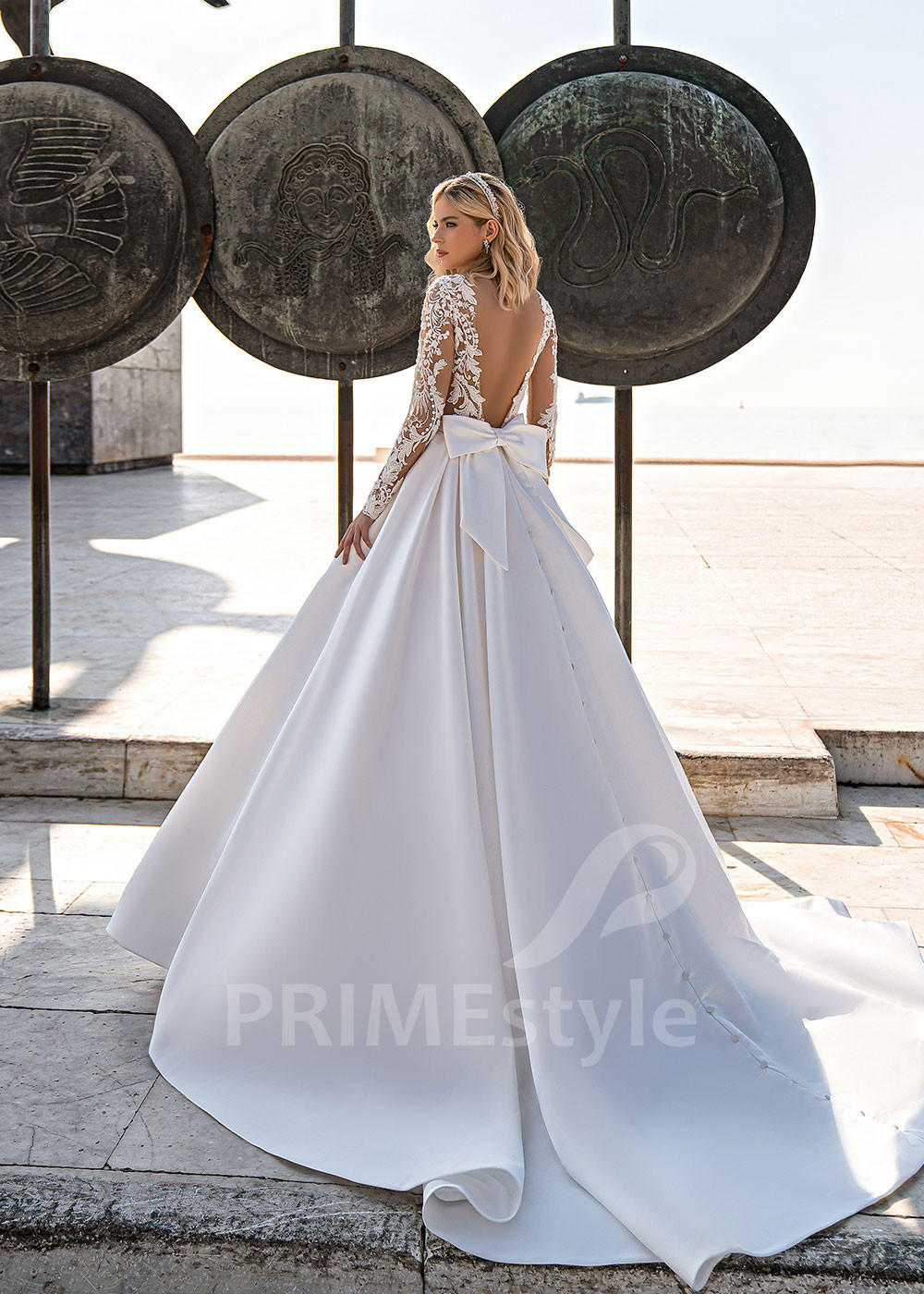 Elegantné hladké svadobné šaty EMS171