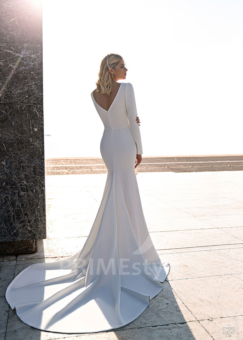 Elegantné hladké svadobné šaty EMS173