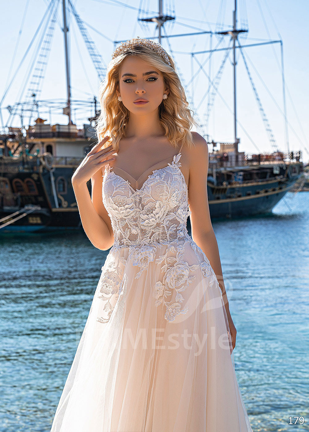 Elegantné svadobné šaty na ramienka EMS179