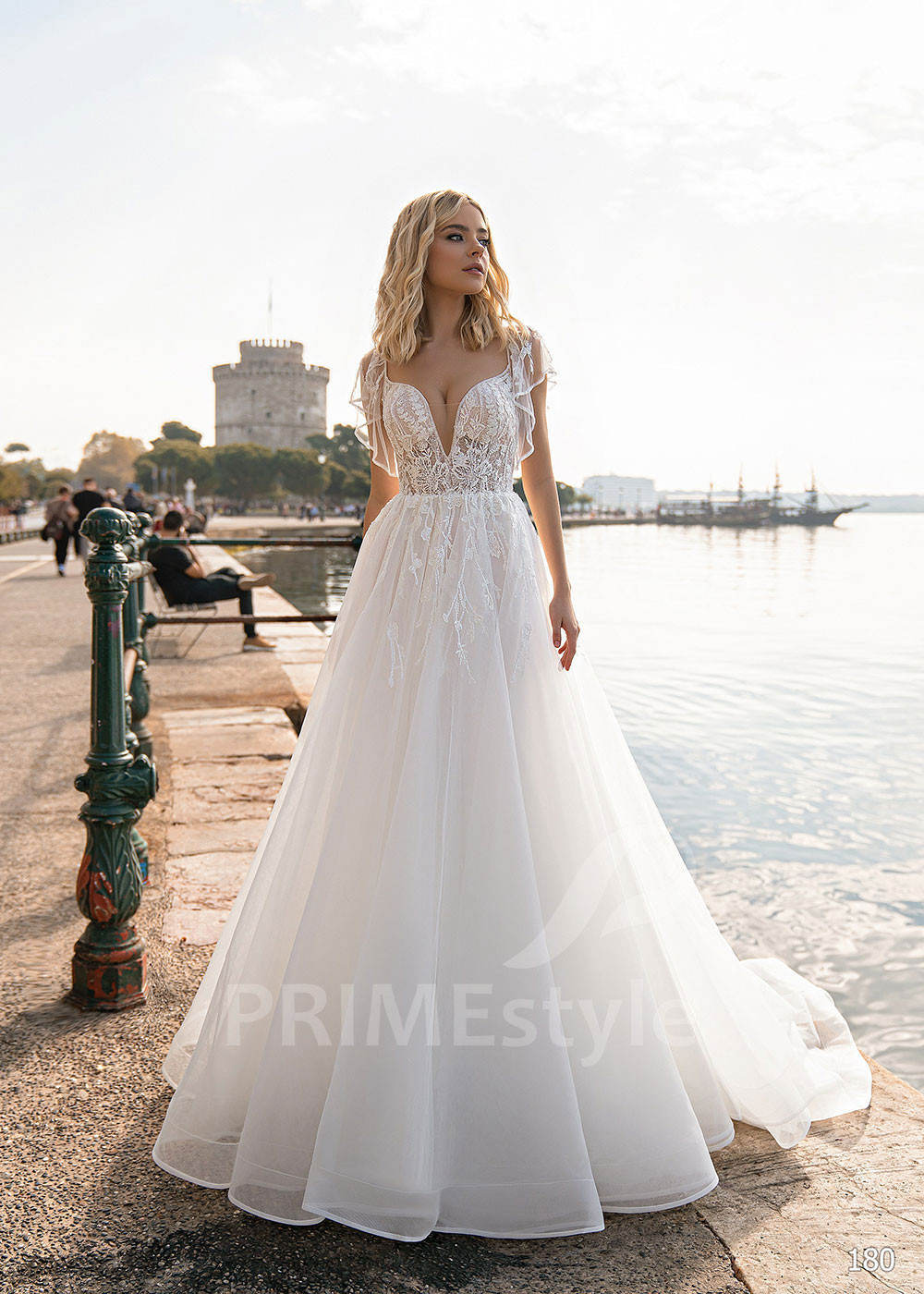 Jednoduché čipkované svadobné šaty EMS180