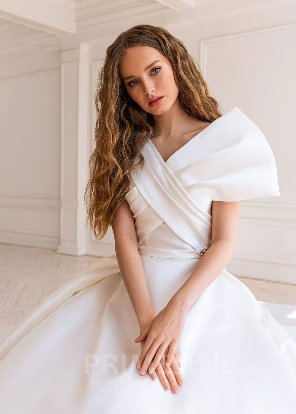 Elegantné asymetrické svadobné šaty BS039