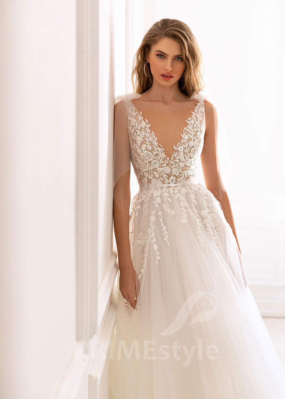 Elegantné minimalistické svadobné šaty BS050