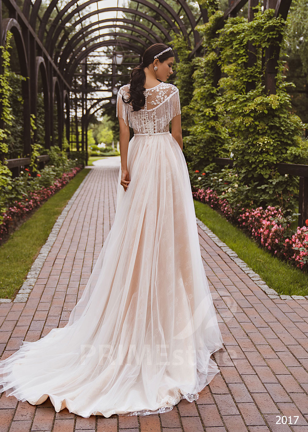 Extravagantné čipkované svadobné šaty RC2017