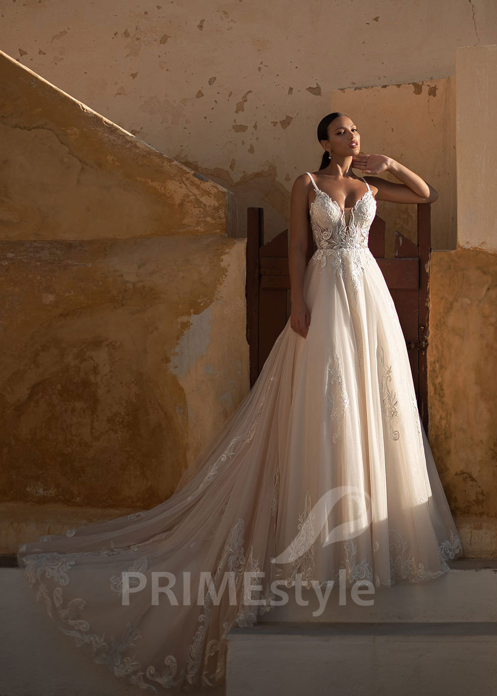 Luxusné svadobné šaty na ramienka SN026