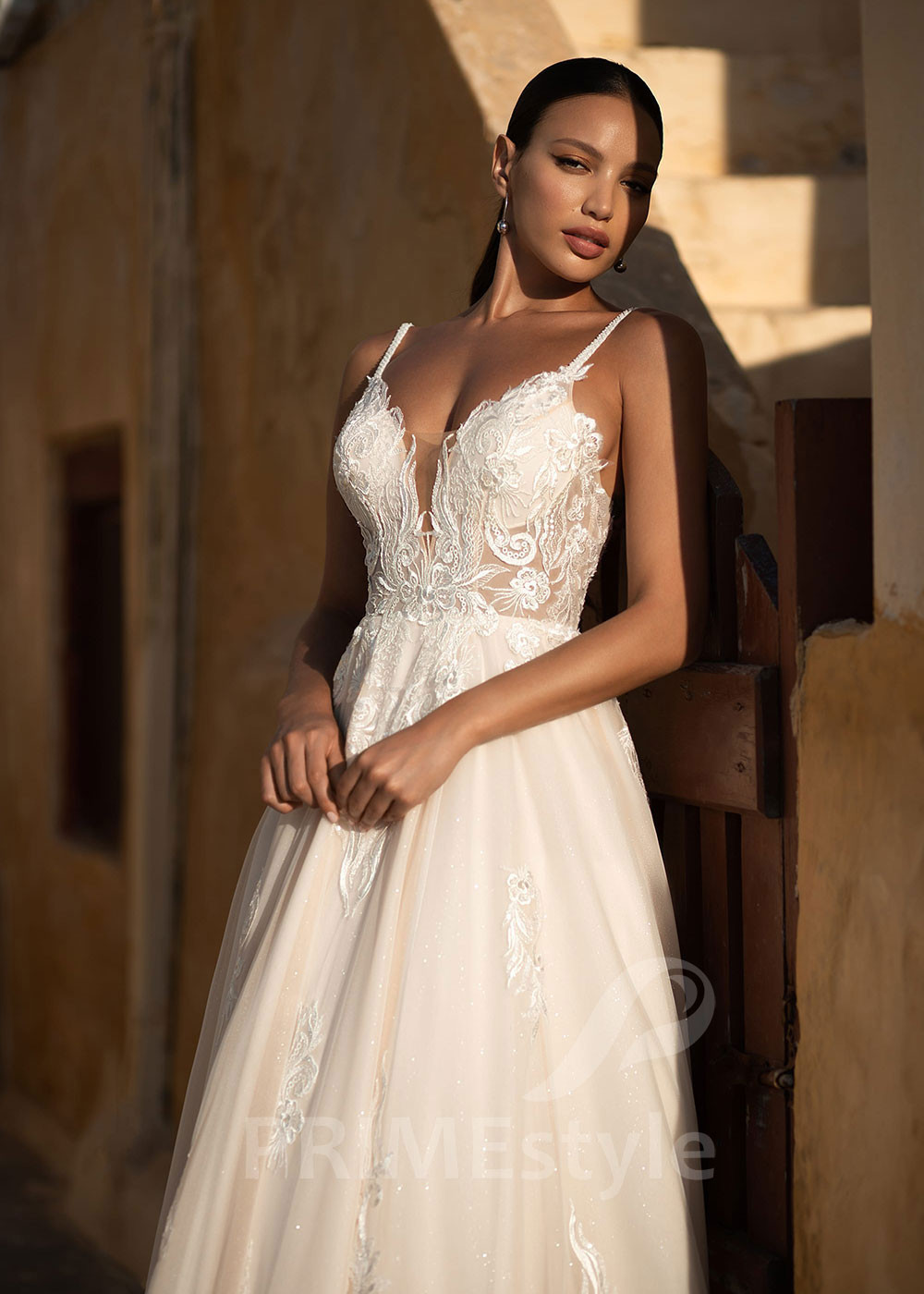 Luxusné svadobné šaty na ramienka SN026