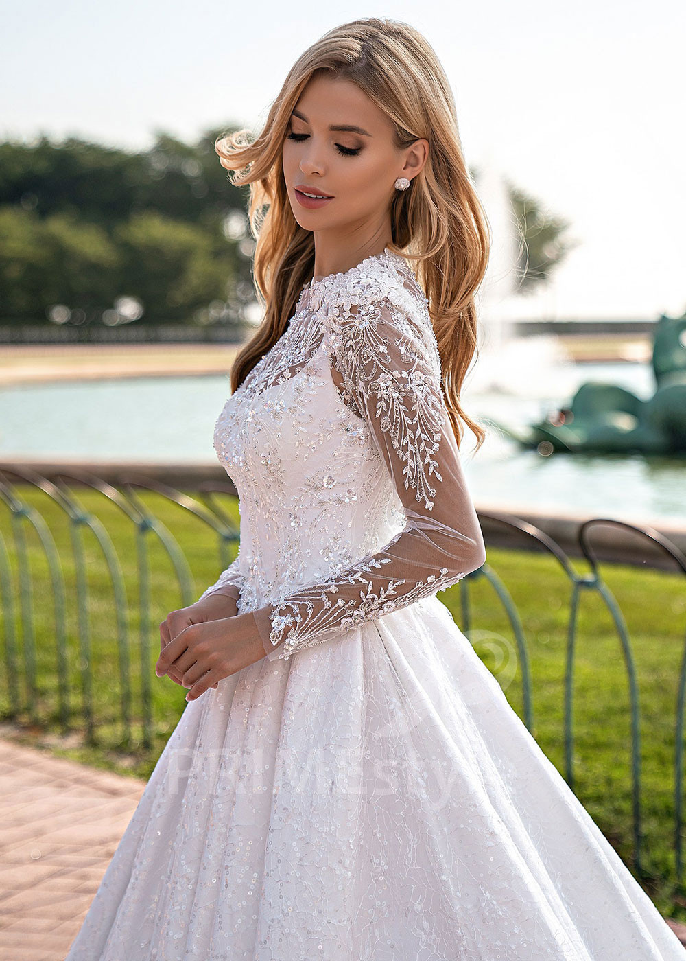 Elegantné čipkované svadobné šaty EMS126