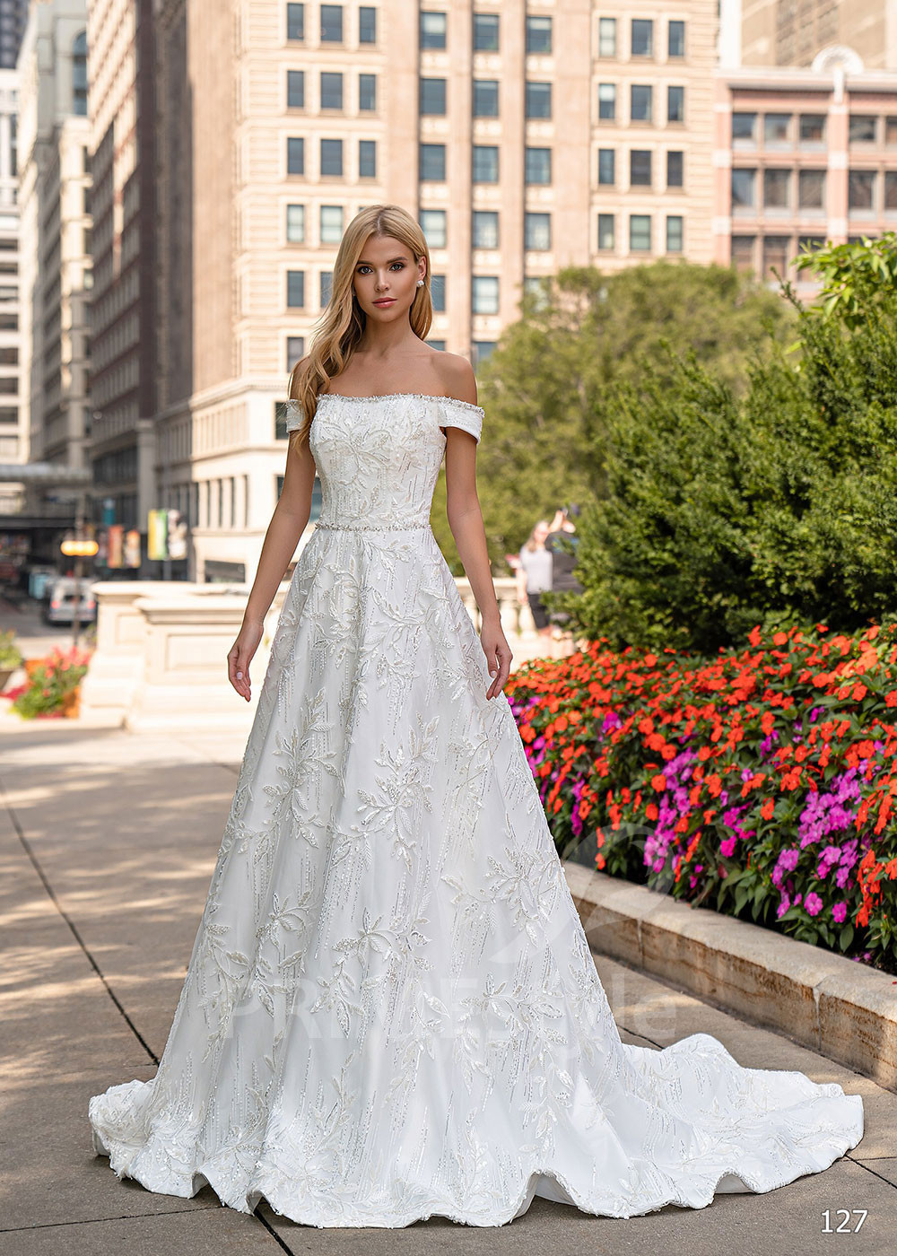 Luxusné čipkované svadobné šaty EMS127