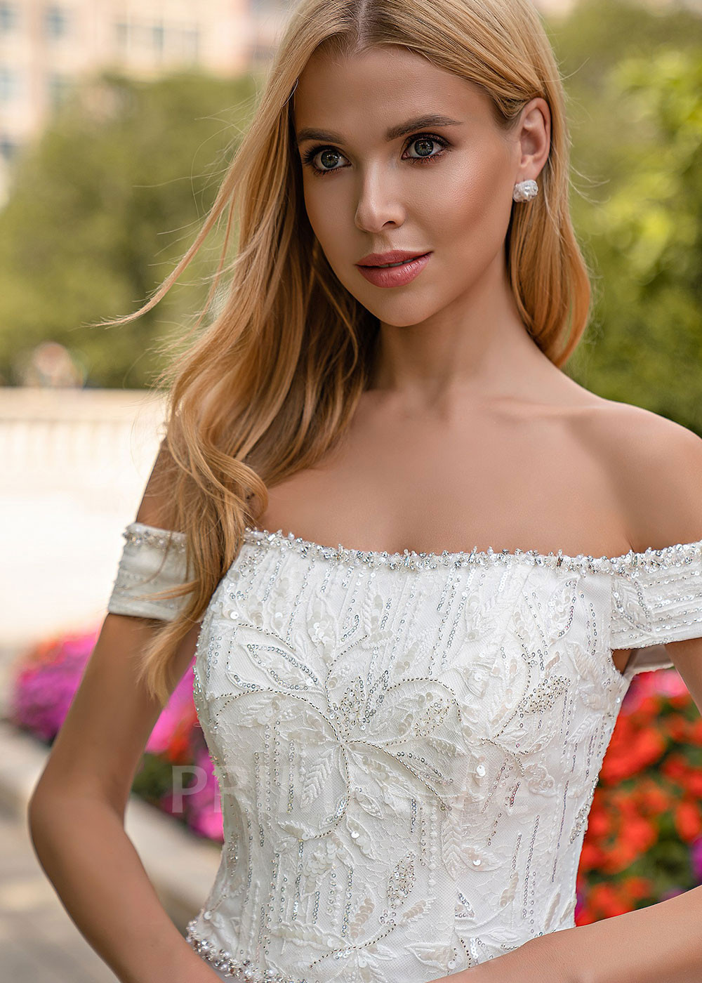 Luxusné čipkované svadobné šaty EMS127