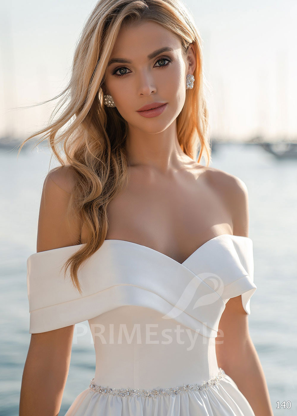 Elegantné hladké svadobné šaty EMS140