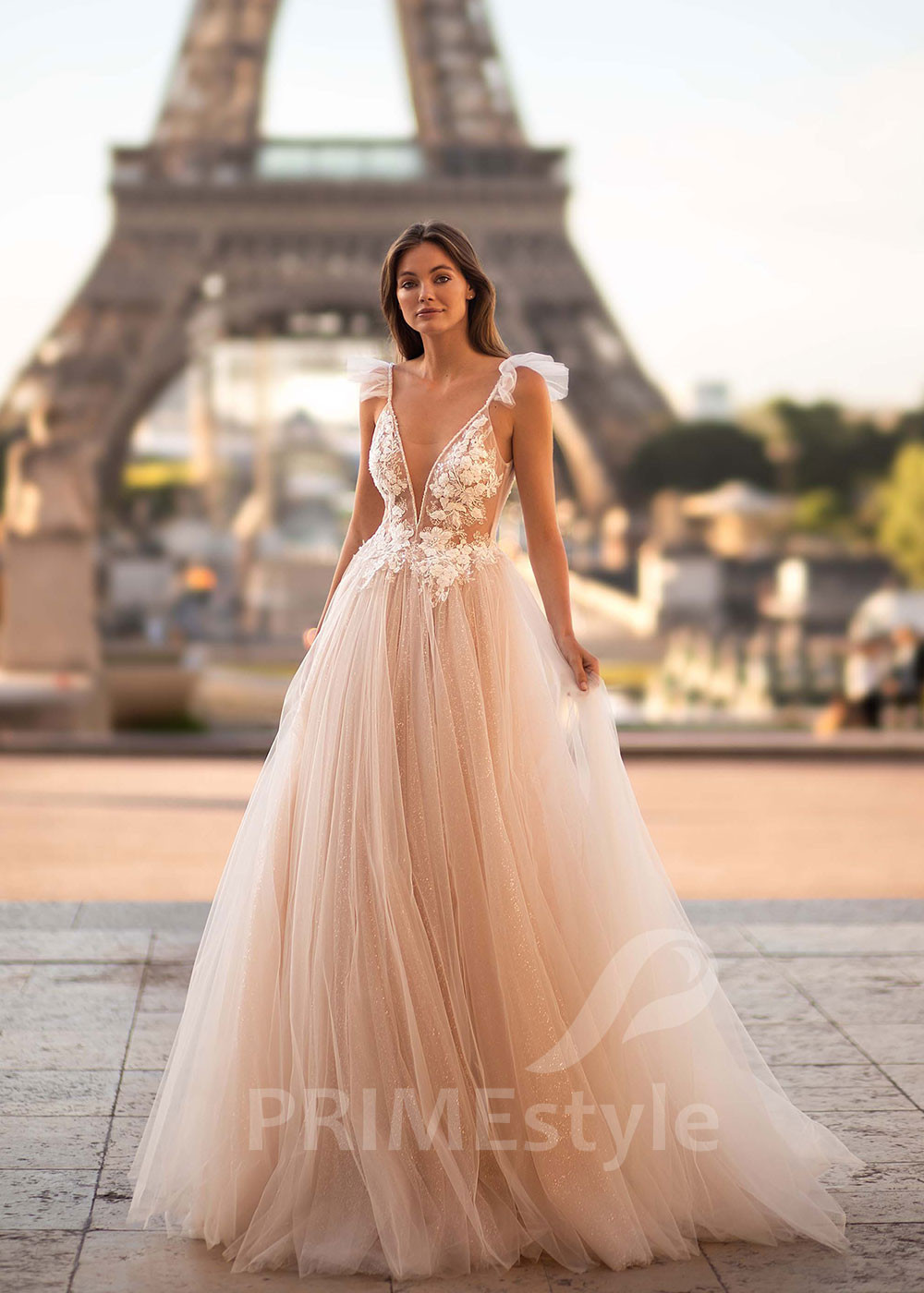 Jednoduché čipkované svadobné šaty CT025