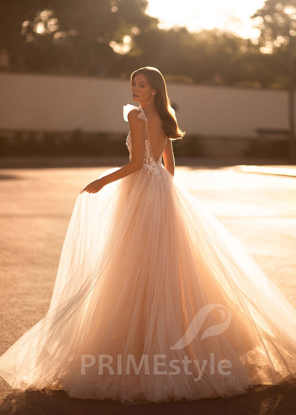 Jednoduché čipkované svadobné šaty CT025