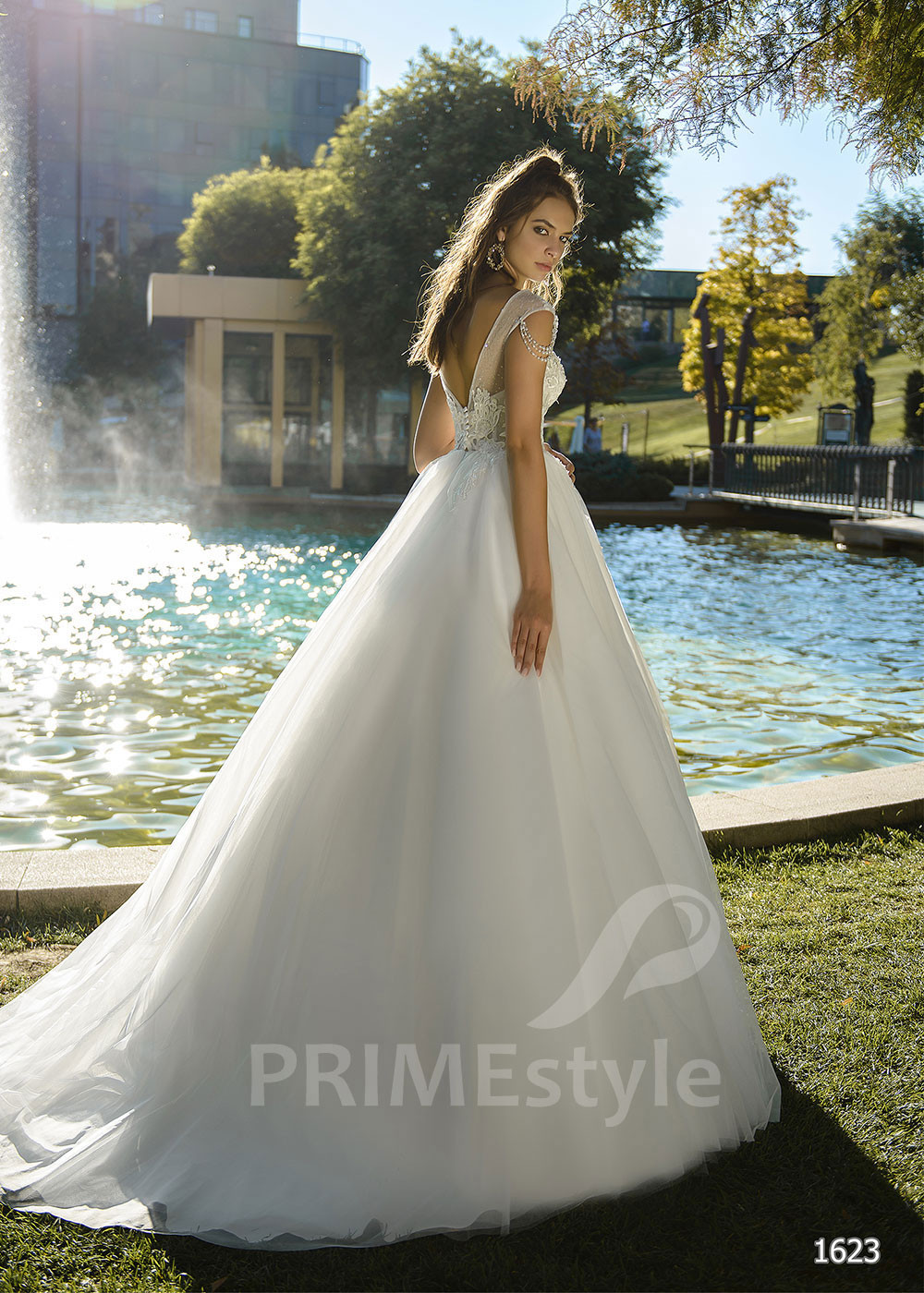 Jednoduché čipkované svadobné šaty RC1623