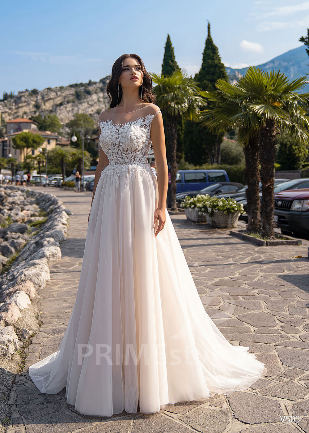 Jednoduché čipkované svadobné šaty RS503