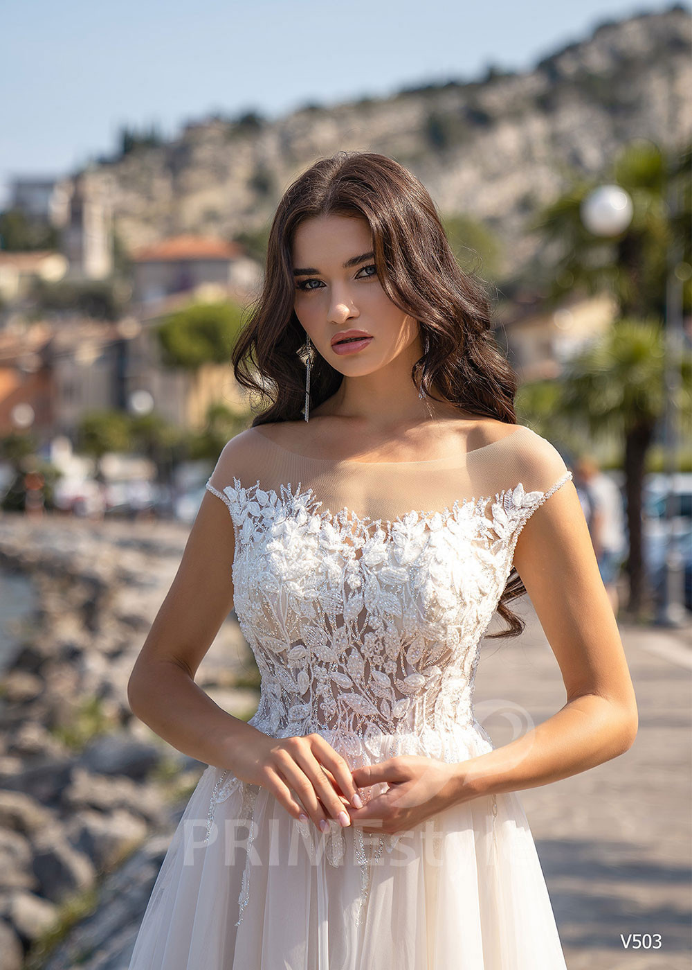 Jednoduché čipkované svadobné šaty RS503