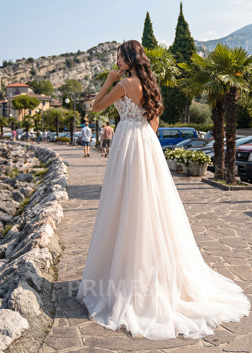 Jednoduché čipkované svadobné šaty RS503