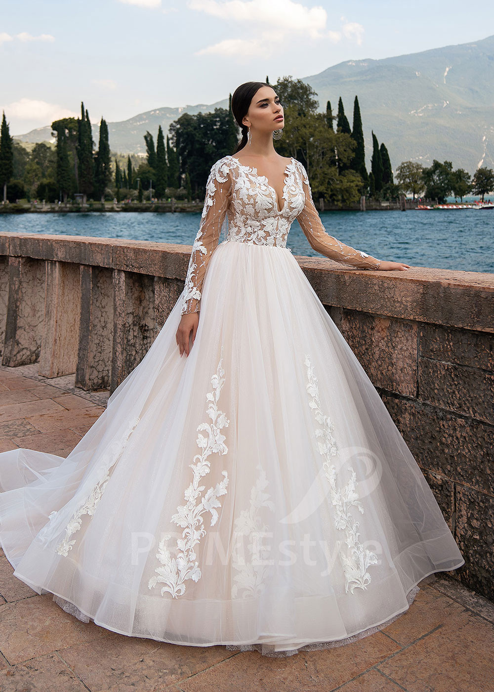 Luxusné čipkované svadobné šaty RS504