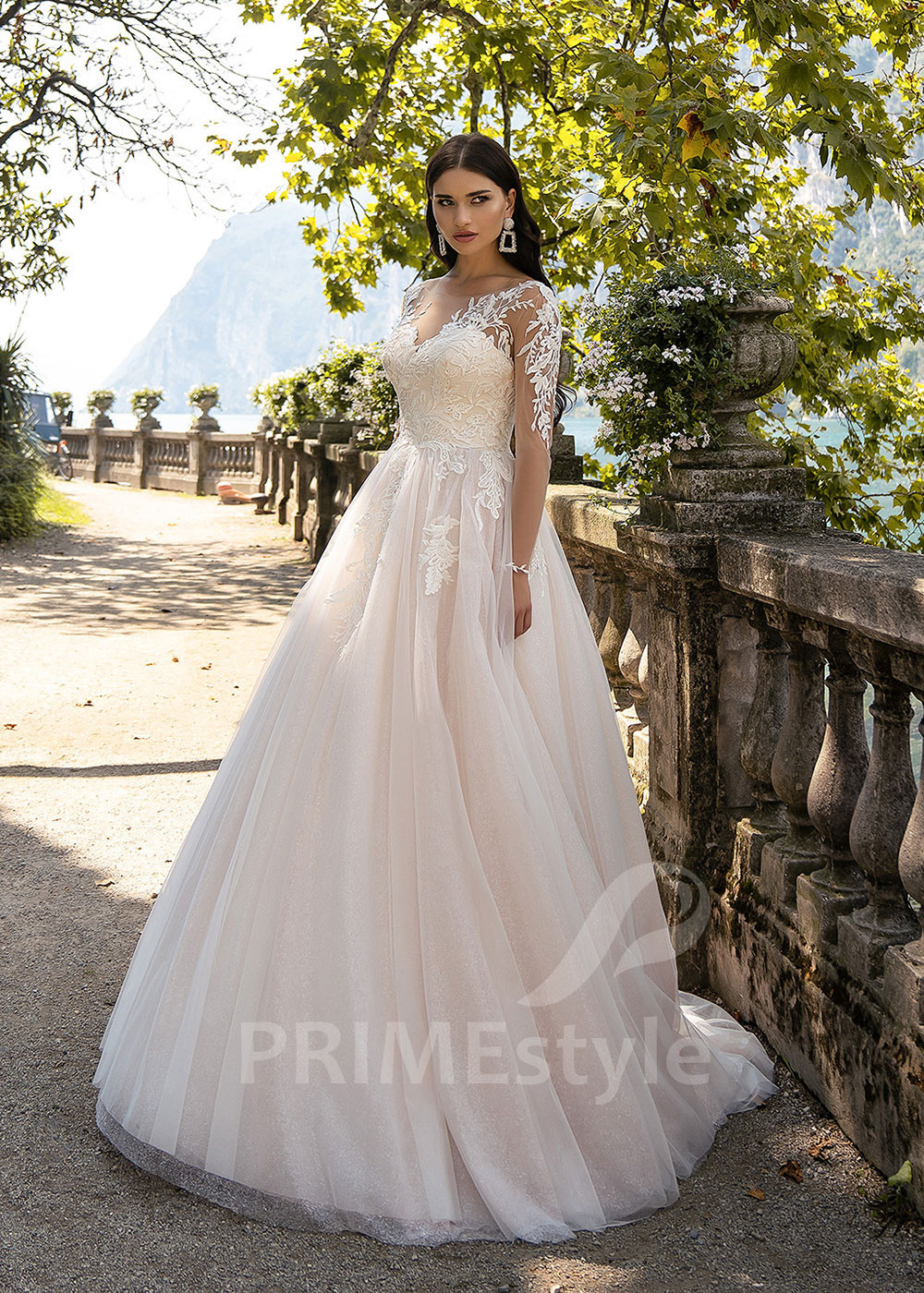 Jednoduché čipkované svadobné šaty RS511