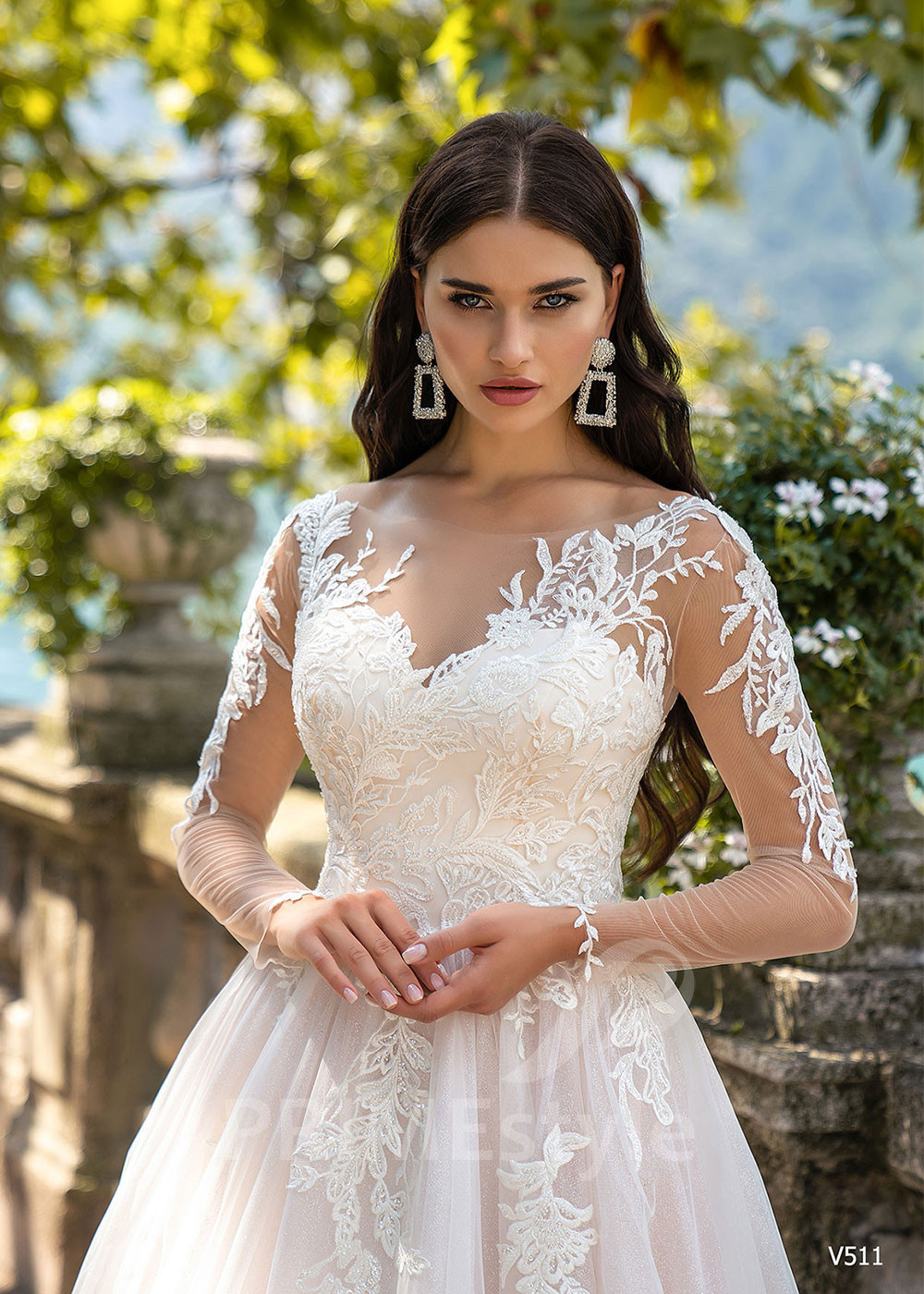 Jednoduché čipkované svadobné šaty RS511