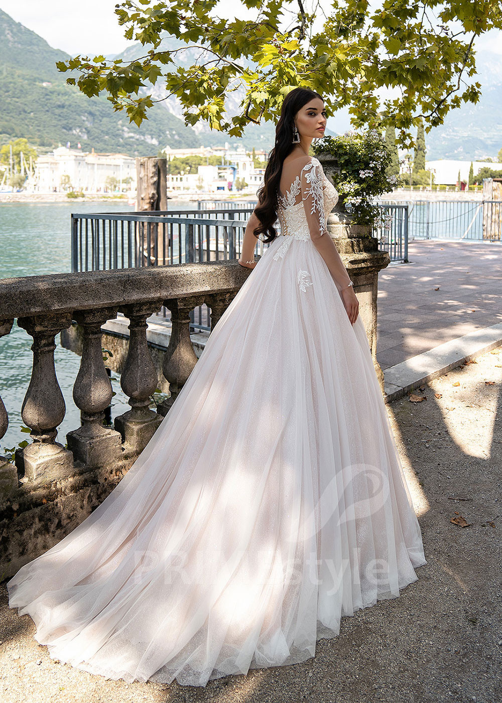 Jednoduché čipkované svadobné šaty RS511