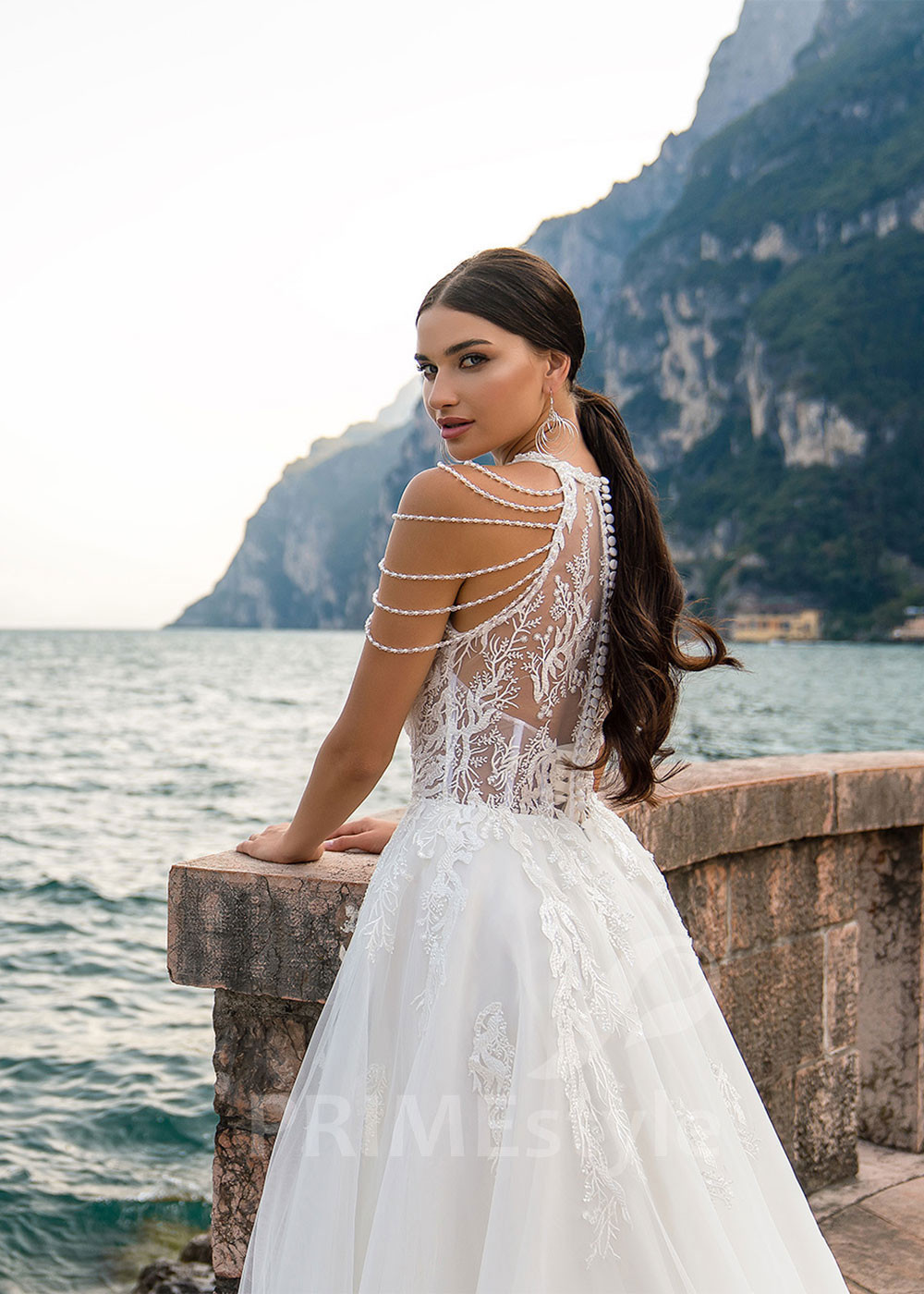 Luxusné čipkované svadobné šaty RS513