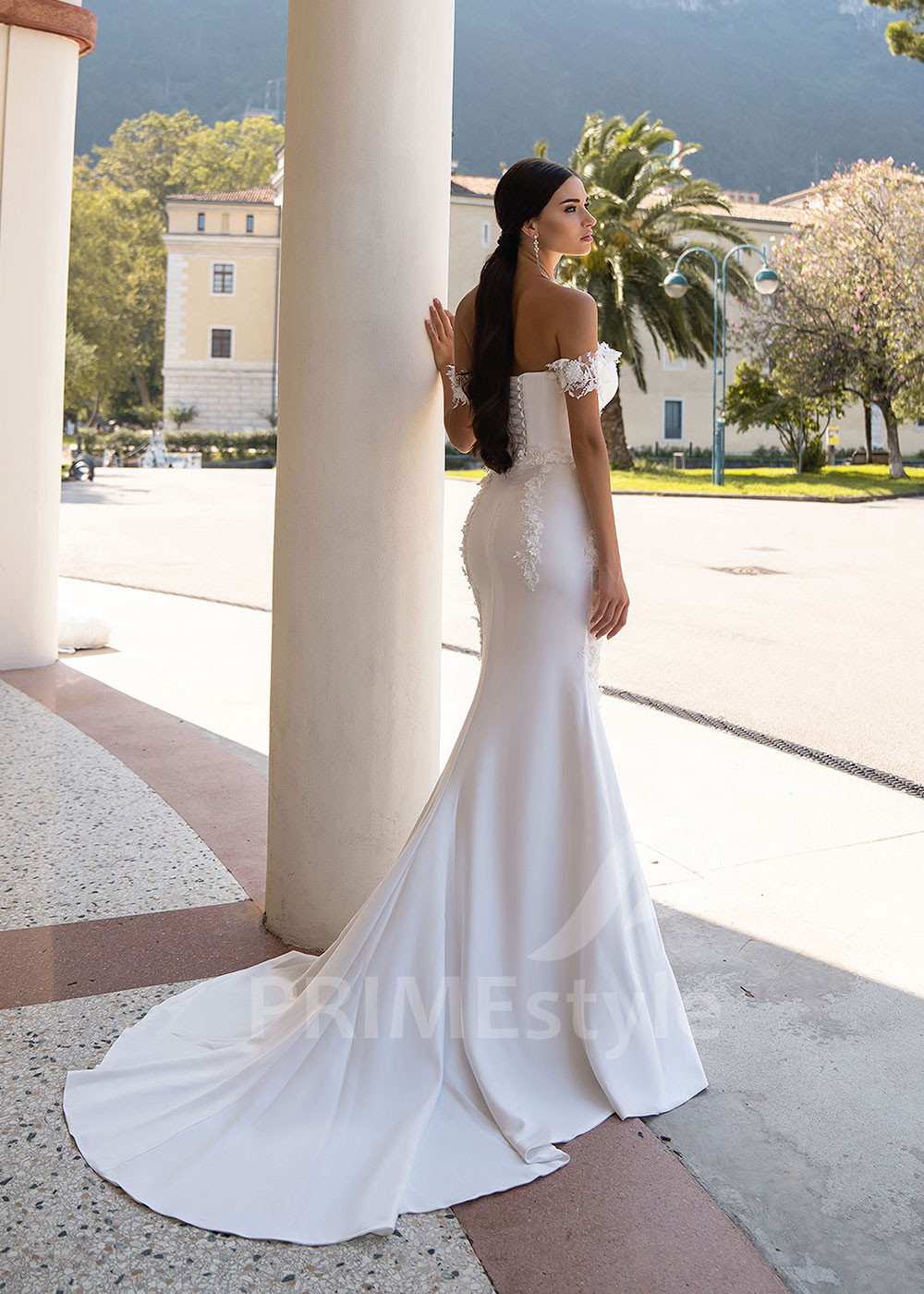 Extravagantné úzke svadobné šaty RS523