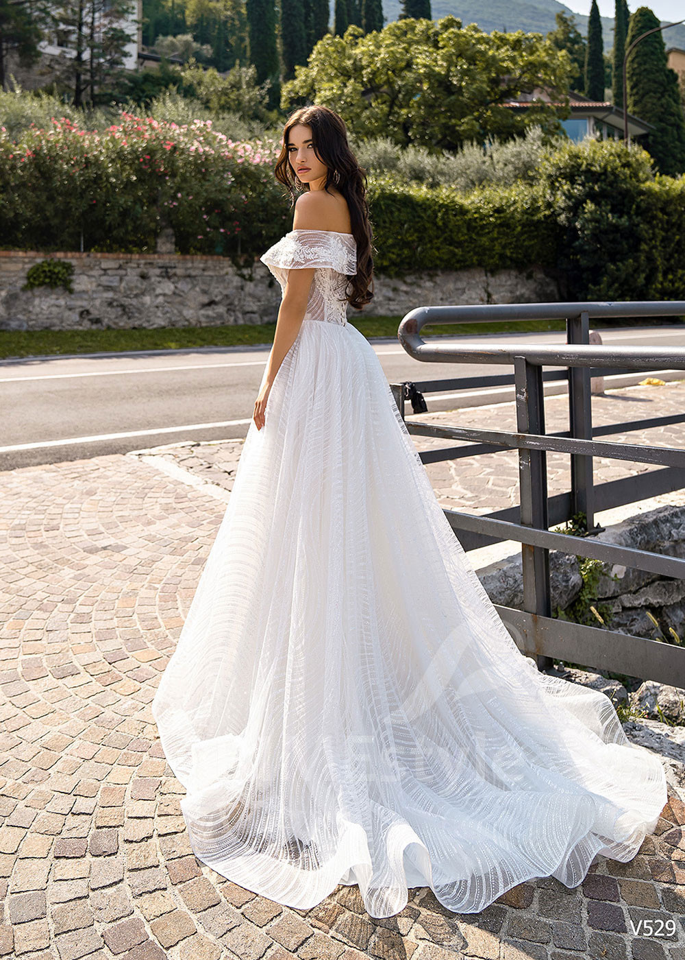 Extravagantné čipkované svadobné šaty RS529